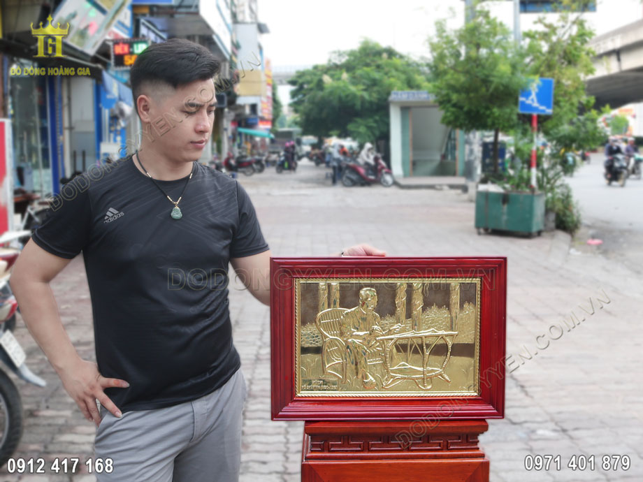 Bức tranh B&aacute;c Hồ được l&agrave;m bằng đồng mang đến sự sang trọng